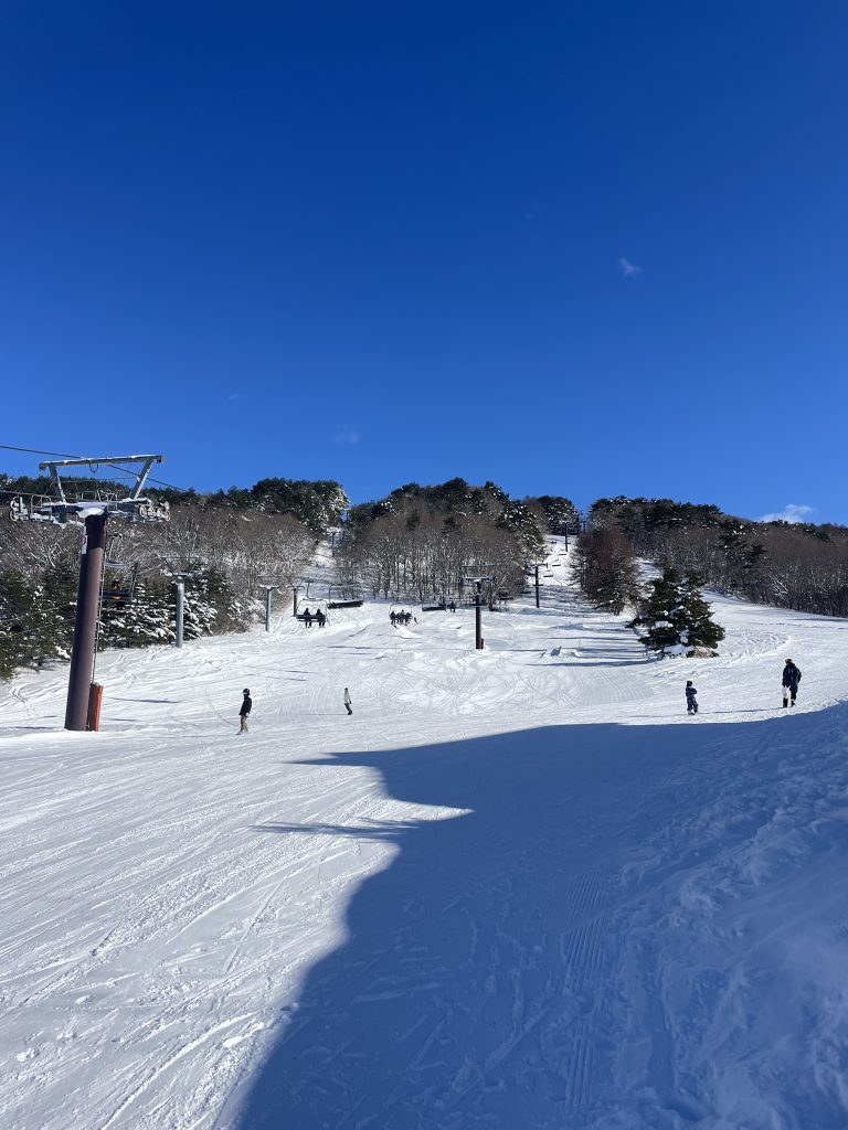 沼尻スキー場のゲレンデの様子。なだらかなゲレンデ。