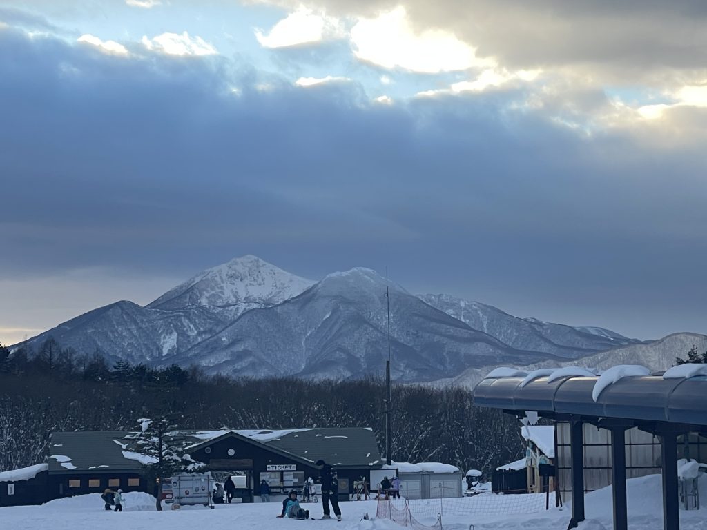 沼尻スキー場から見た山。水墨画のよう。