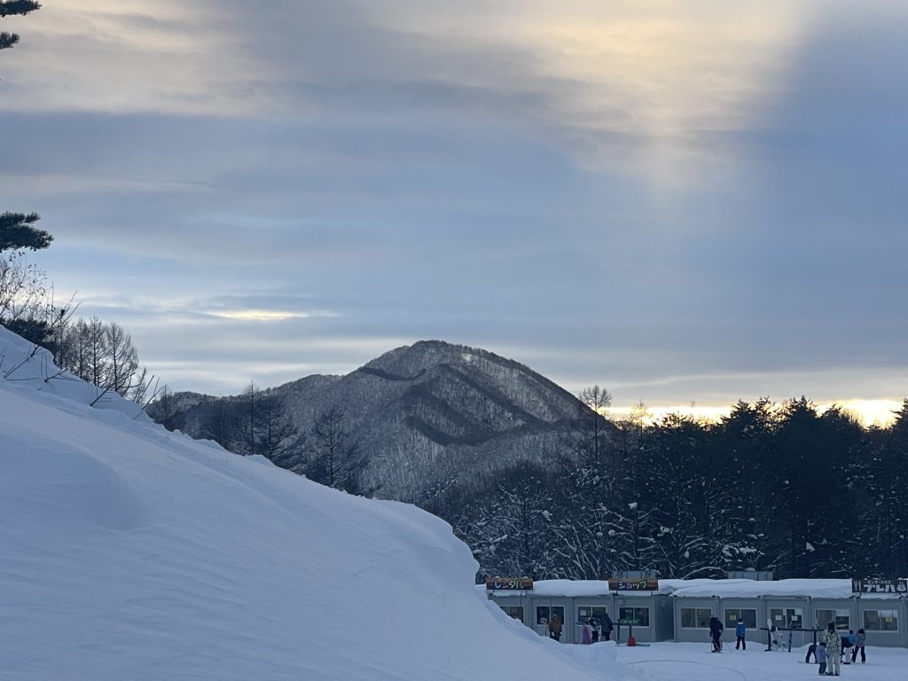 沼尻スキー場からの絶景。絵に書いたような山。