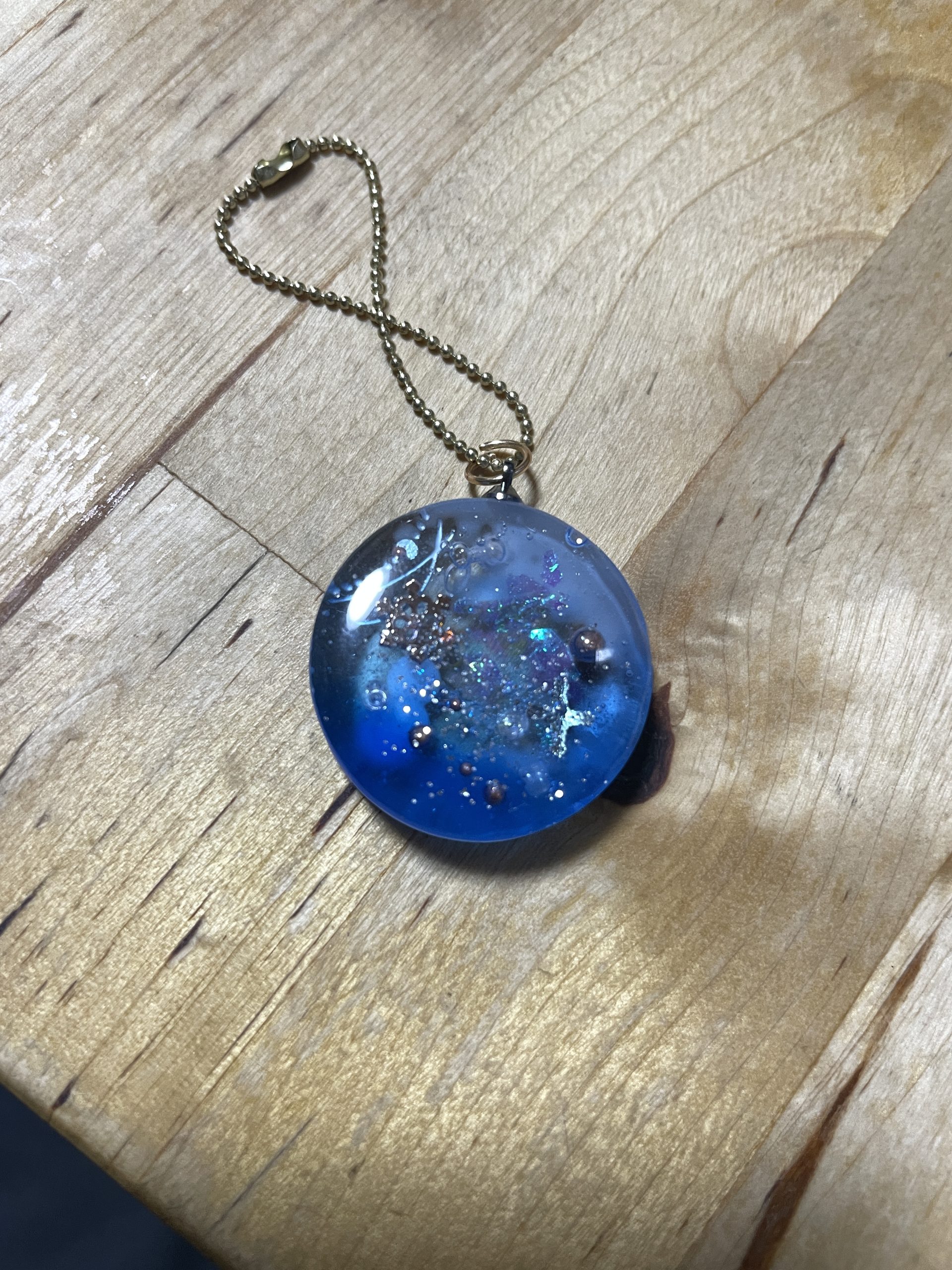 青くて丸くて透明なレジンの作品・表側
